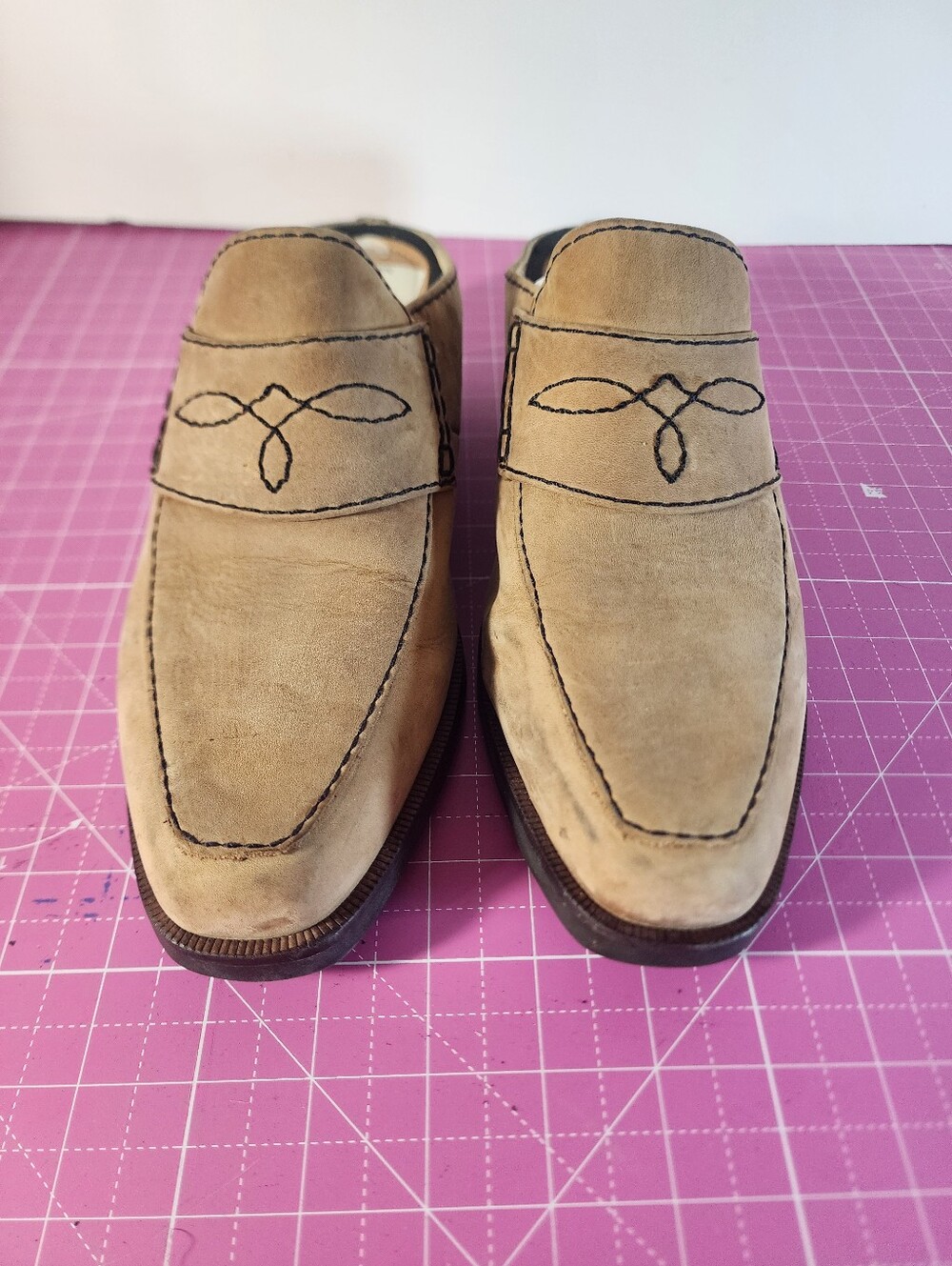 Ariat mules Tan feature a western-style leather mules size 8 1/2